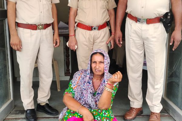झुंझुनूं: सरकारी शिक्षक को शादी का झांसा देकर हनीट्रैप में फंसाया, ब्लैकमेल कर करीब 30 लाख ठगे…महिला हनीट्रैपर गिरफ्तार
