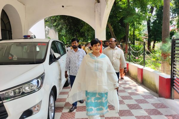 लखीमपुर खीरी: नगर पालिका की 3.6 एकड़ भूमि पर भूमाफिया की नजर, डीएम से मिलीं पालिकाध्यक्ष…जांच के आदेश