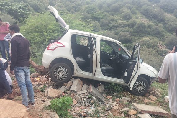 सीकर: हर्ष पर्वत पर गहरी खाई में गिरने से बाल-बाल बची कार, बड़ा हादसा टला