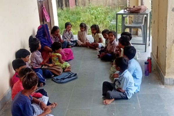 अजमेर... निकटवर्ती ग्राम जेठाना में चल रहे आंगनबाड़ी सेवा केंद्र का भवन 18 माह पूर्व ही क्षतिग्रस्त हो गया। भवन क्षतिग्रस्त के बाद भी आंगनबाड़ी सेवा खुले में चल रही है। क्षतिग्रस्त भवन के बाद आंगनवाड़ी में मासूम बच्चों को बाहर पढ़ने की जानकारी संबंधित अधिकारियों को होने के बावजूद भी अधिकारियों ने समस्या का समाधान तक नहीं ढूंढा। जानकारी के अनुसार जेठाना में स्थित राजकीय उच्च माध्यमिक विद्यालय में आंगनबाड़ी सेवा केंद्र चल रहा था विद्यालय परिसर में एक भवन आंगनबाड़ी के लिए दिया हुआ है जो 18 माह पूर्व पूरी तरह क्षतिग्रस्त हो गया। वही भवन के पास पानी एकत्रित हो गया। डेढ वर्ष पूर्व इस आंगनबाड़ी केंद्र पर जिला कलेक्टर व उच्च अधिकारियों द्वारा निरीक्षण किया गया। उस दौरान भवन के पास भर पानी की निकासी के लिए जिला कलेक्टर द्वारा दिशा निर्देश दिए गए। आंगनबाड़ी केंद्र में कार्यकर्ता संतोष व सहयोगिनी हेमलता देपन चल रही है। आंगनवाड़ी में कुल 20 बच्चों की संख्या है। जिनमें चार बच्चों को इस वर्ष केंद्र में दाखिला दिया गया। आंगनबाड़ी केंद्र के लिए भवन क्षतिग्रस्त साथ ही पोषाहार के बनाने के लिए उचित व्यवस्था नहीं होने के कारण पोषाहार की होम डिलीवरी की जा रही है। गोरतलब है कि जेठाना राजकीय उच्च माध्यमिक विद्यालय में आंगनबाड़ी केंद्र के लिए दिए गए भवन की क्षतिग्रस्त होने की जानकारी पीओ वे संबंधित विभाग के उच्च अधिकारियों को होने के बावजूद भी मासूम बच्चों की और ध्यान नहीं गया और पिछले करीब 18 महीने से बच्चे खुले में पढ़ रहे हैं। ऐसे में कभी बारिश तो कभी तेज धूप का सामना करना पड़ रहा है।