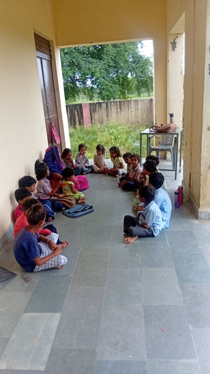 अजमेर... निकटवर्ती ग्राम जेठाना में चल रहे आंगनबाड़ी सेवा केंद्र का भवन 18 माह पूर्व ही क्षतिग्रस्त हो गया। भवन क्षतिग्रस्त के बाद भी आंगनबाड़ी सेवा खुले में चल रही है। क्षतिग्रस्त भवन के बाद आंगनवाड़ी में मासूम बच्चों को बाहर पढ़ने की जानकारी संबंधित अधिकारियों को होने के बावजूद भी अधिकारियों ने समस्या का समाधान तक नहीं ढूंढा। जानकारी के अनुसार जेठाना में स्थित राजकीय उच्च माध्यमिक विद्यालय में आंगनबाड़ी सेवा केंद्र चल रहा था विद्यालय परिसर में एक भवन आंगनबाड़ी के लिए दिया हुआ है जो 18 माह पूर्व पूरी तरह क्षतिग्रस्त हो गया। वही भवन के पास पानी एकत्रित हो गया। डेढ वर्ष पूर्व इस आंगनबाड़ी केंद्र पर जिला कलेक्टर व उच्च अधिकारियों द्वारा निरीक्षण किया गया। उस दौरान भवन के पास भर पानी की निकासी के लिए जिला कलेक्टर द्वारा दिशा निर्देश दिए गए। आंगनबाड़ी केंद्र में कार्यकर्ता संतोष व सहयोगिनी हेमलता देपन चल रही है। आंगनवाड़ी में कुल 20 बच्चों की संख्या है। जिनमें चार बच्चों को इस वर्ष केंद्र में दाखिला दिया गया। आंगनबाड़ी केंद्र के लिए भवन क्षतिग्रस्त साथ ही पोषाहार के बनाने के लिए उचित व्यवस्था नहीं होने के कारण पोषाहार की होम डिलीवरी की जा रही है। गोरतलब है कि जेठाना राजकीय उच्च माध्यमिक विद्यालय में आंगनबाड़ी केंद्र के लिए दिए गए भवन की क्षतिग्रस्त होने की जानकारी पीओ वे संबंधित विभाग के उच्च अधिकारियों को होने के बावजूद भी मासूम बच्चों की और ध्यान नहीं गया और पिछले करीब 18 महीने से बच्चे खुले में पढ़ रहे हैं। ऐसे में कभी बारिश तो कभी तेज धूप का सामना करना पड़ रहा है।