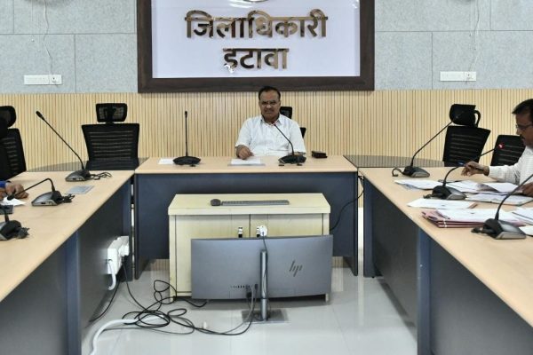 इटावा: डीएम ने की गौशालाओं की समीक्षा, व्यवस्थाओं पर दिए सख्त निर्देश