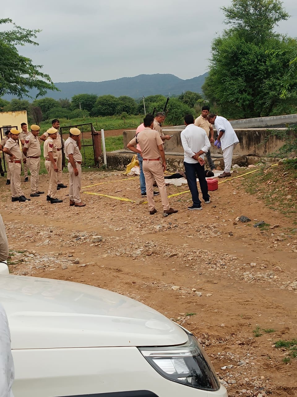 मांगलियावास.. मृतक को होद से बाहर निकलते पुलिस