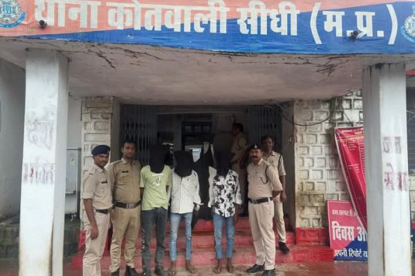 सीधी पुलिस ने 24 घंटे के भीतर लूट की वारदात का किया पर्दाफाश: तीन आरोपी व एक विधि के प्रतिकूल बालक गिरफ्तार…लूटी गई संपत्ति बरामद