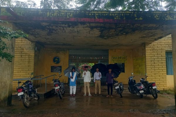 सूरजपुर: जर्जर स्कूल भवन में जान जोखिम में डालकर पढ़ाई कर रहे केवरा हाई स्कूल के बच्चे, दीवारों से झड़ रहा प्लास्टर