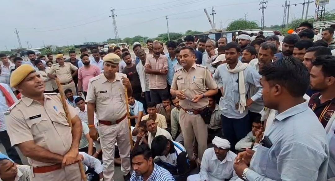 अजमेर... वार्ता करते ग्रामीण व अधिकारी