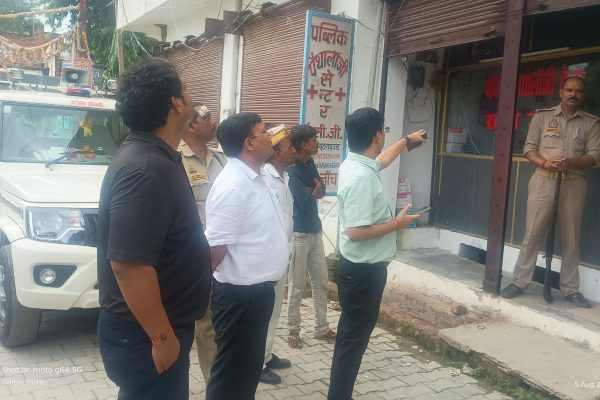 Uttar Pradesh: अमेठी-सुलतानपुर और जिला अंबेडकरनगर के ड्रग इंस्पेक्टर ने SDM अमेठी और स्थानीय पुलिस की उपस्थिति में मारा छापा