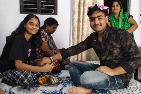 रक्षा बंधन: रिश्तों की डोर में बंधा भारत, बहनों ने बांधी राखी, भाइयों ने निभाने का लिया वचन