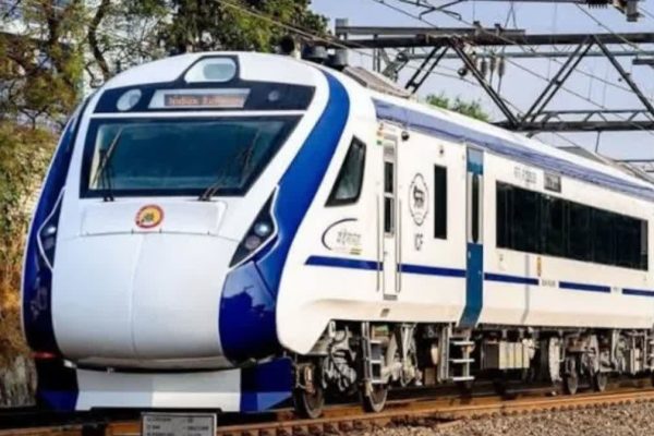 चलती वंदे भारत पर पत्थरबाजी! रायबरेली में यात्रियों में मचा हड़कंप