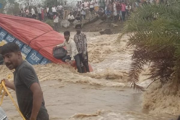 शिवपुरी में आफत की बारिश, कोलारस में युवक बहा… ट्रैक्टर पानी में डूबा, घरों में हुआ जलभराव