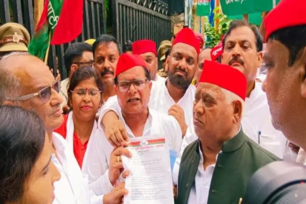 अयोध्या: यूरिया संकट और किसानों की समस्याओं को लेकर सपा का हल्ला बोल