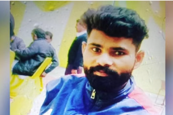 छत पर सोए युवक की गला रेतकर हत्या, घर के बाहर सड़क पर मिला खून