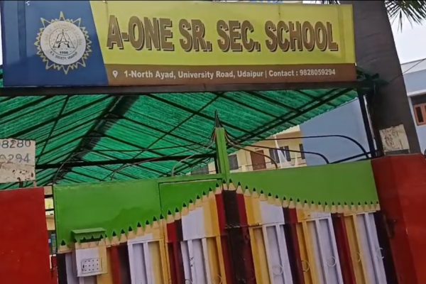 ए-वन स्कूल के डायरेक्टर का आपत्तिजनक वीडियो हुआ वायरल, छात्रों के अभिभावकों का फूटा गुस्सा