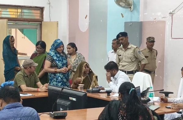 सरकारी योजनाओं की हकीकत आई सामने: आदिवासी महिलाओं की इज्जत बनी मज़ाक, अब कलेक्टर से लगाई गुहार