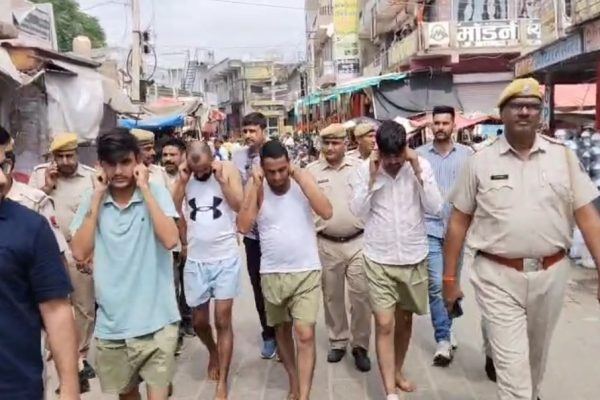 झुंझुनूं: गाड़ी में तोड़फोड़ करने वाले बदमाशों को निक्कर पहनाकर बाजार में निकाला जुलूस, कान पकड़कर माफी मांगते आए नजर
