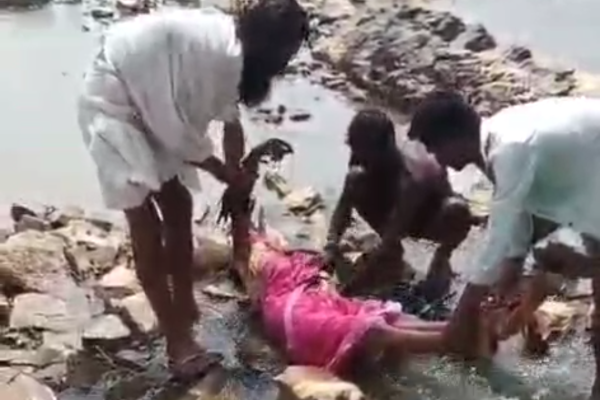 सीधी : लोगों ने देखा लाइव मौत का खेल! महिला ने सोन नदी में लगाई छलांग, गांव में सनसनी