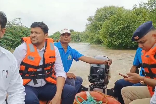 गाजीपुर में तबाही से जंग! डीएम-SP ने संभाला मोर्चा, ग्रामीण बोले- ‘राहत अभी दूर है’