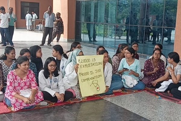 बिहार : जीएमसीएच अस्पताल में प्रशिक्षु चिकित्सकों का धरना, ओपीडी सेवा ठप