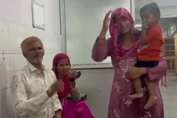 किसान को 30 साल बाद वापस मिली आंखों की रोशनी:खेत पर काम करते समय खोई थी, बहू-पोते को देख हुए भावुक; कहा- नई जिंदगी मिली