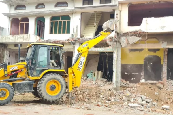 श्रावस्ती: 100 साल पुरानी दुकानों-मकानों पर चला बुलडोजर, 20 से ज्यादा ध्वस्त… भिनगा में एक्शन
