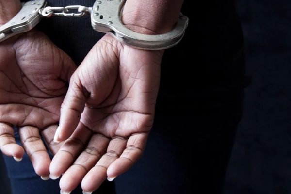 गजब की पहरेदारी! अस्पताल में सो गए बंदी रक्षक, हाथ से हथकड़ी निकालकर कैदी फरार