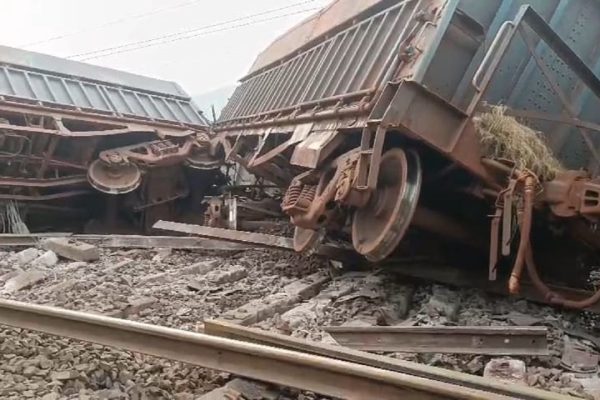 Train Accident In Jharkhand: चांडिल में रेल हादसा, दो मालगाड़ियां आपस में टकराईं, कई डिब्बे पटरी से उतरे… सभी ट्रेंनें रद्द