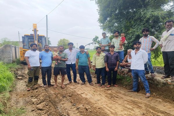 पंचायत नहीं बना रही थी सड़क, युवाओं ने निजी खर्च से करवाई सड़क की मरम्मत