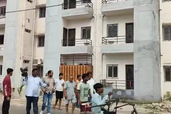 कब्रिस्तान के ऊपर बना दिए पीएम आवास के फ्लैट… घरों के बाहर कब्र और मजार, LDA का गजब कारनामा