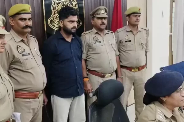 मुरादाबाद: कर्ज का बोझ! 10 साल पुराने कर्मचारी ने बनाया चोरी का प्लान, गायब कर दिए लाखों रुपये… ऐसे खुली पोल