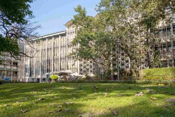 महाराष्ट्र: IIT बॉम्बे में छात्र ने किया सुसाइड, हॉस्टल की छत से कूद कर दे दी जान