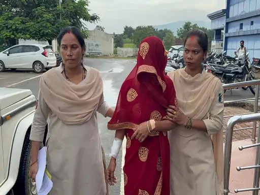 पत्नी बोली- सौतन के पास जाए पति, मंजूर नहीं था:एक्सटेंशन से तार खींचा और करंट लगाकर मारा; घर में मिला अर्धनग्न शव
