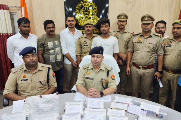 ई-रिक्शा सवारों से लूट करने वाले पुलिस की गिरफ्त में… मोबाइल व नकदी बरामद