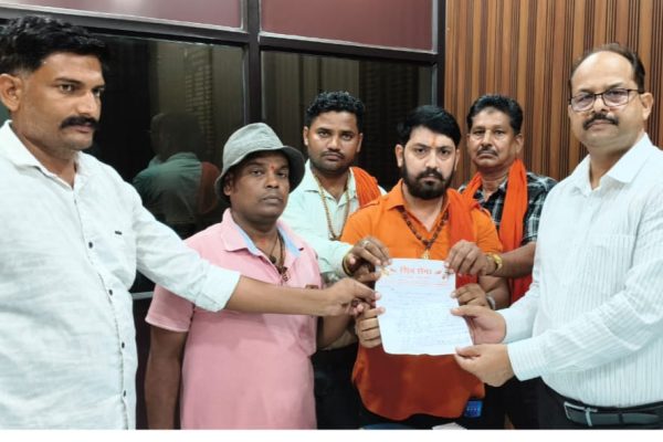 सीधी में शिवसेना का अल्टीमेटम: बस स्टैंड पर नहीं चलेगी दारू भट्टी, तुरंत हटाने की मांग