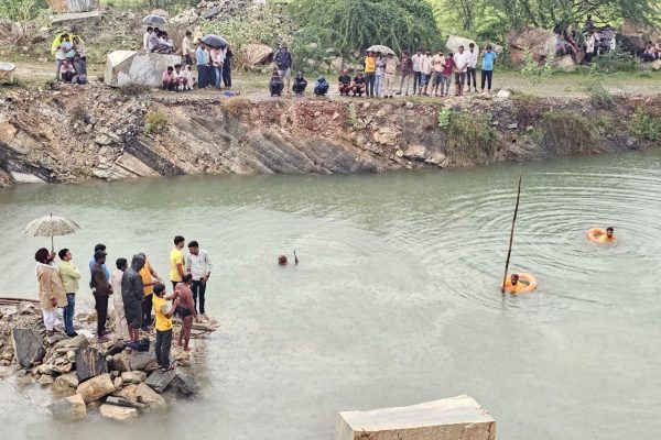 पीसांगन: भटसुरी-रातडिया के बीच खान में गिरा युवक,13 घंटे की रेस्कयू ऑपरेशन के बाद कर युवक के शव को बाहर निकाला