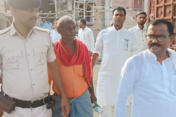 Bihar: हसनपुर विधानसभा क्षेत्र के परोड़िया में पूर्व विधायक राजकुमार राय ने गिनाई सरकार की उपलब्धियां