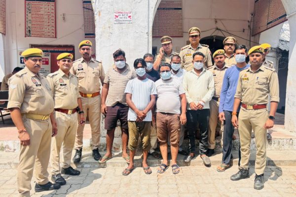इटावा में जुआ खेल रहे 7 अभियुक्त गिरफ्तार, 62,610 रुपये नकद और मोबाइल बरामद