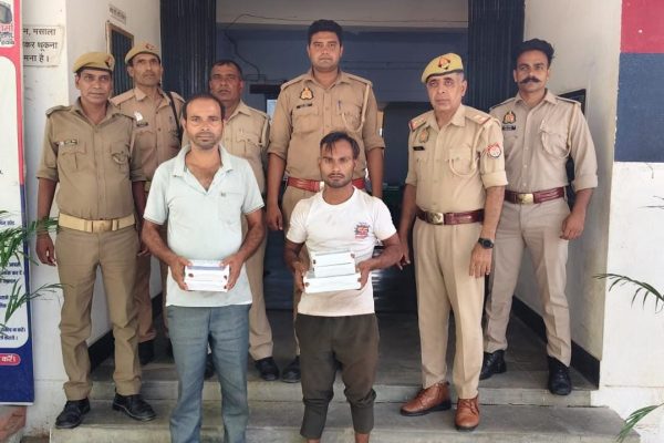 इटावा पुलिस ने टप्पेबाजी करने वाले दो अभियुक्तों को धर दबोचा, नकद व अवैध हथियार बरामद