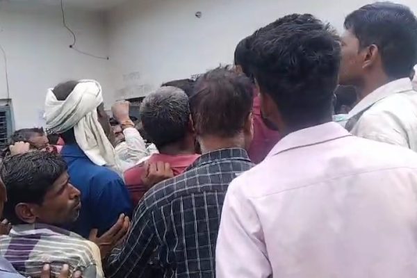 सीधी जिले में खाद्य की किल्लत से जनता परेशान, हजारों की संख्या में लोगों की उमड़ रही भीड़