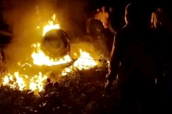 सोनभद्र में भीषण हादसा! ट्रैक्टर पलटते ही लगी आग, चालक जिंदा जलकर राख