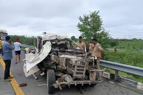 इटावा एक्सप्रेसवे पर भीषण हादसा, एक ही परिवार के पांच घायल