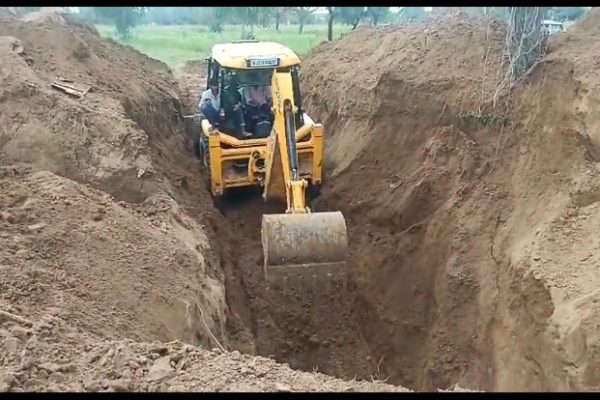 सीकर: बोरिंग की खुदाई के दौरान मिट्टी में दबा मजदूर, JCB-क्रेन से बचाव कार्य जारी