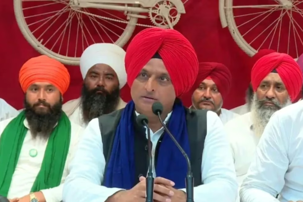 सिख पगड़ी में नजर आए अखिलेश यादव, नेपाल हिंसा का जिक्र कर केंद्र सरकार को घेरा