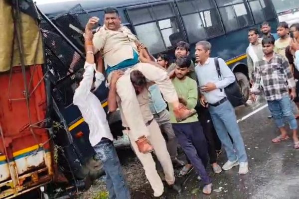 दौसा पुलिस वैन हादसा: इनामी अपराधी को लेकर जा रही वैन ट्रक से टकराई, इलाज के दौरान कांस्टेबल की जयपुर में मौत