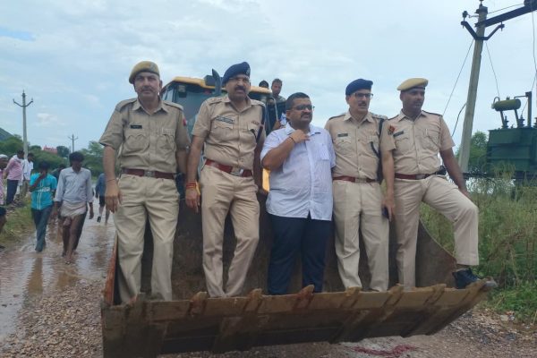 करीरी में बाढ़ के हालात गंभीर, कलेक्टर और एसपी ने जेसीबी-ट्रैक्टर पर बैठकर बाढ़ प्रभावित क्षेत्रों का किया दौरा