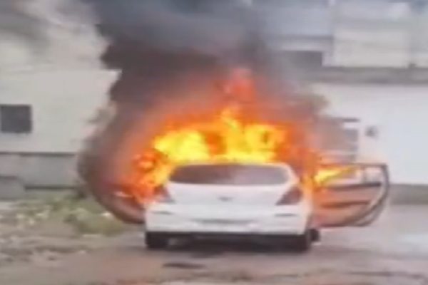 सीकर: राधाकिशनपुरा क्षेत्र में चलती कार में शॉर्ट सर्किट से लगी आग, कार जलकर राख, ड्राईवर ने कूदकर बचाई जान