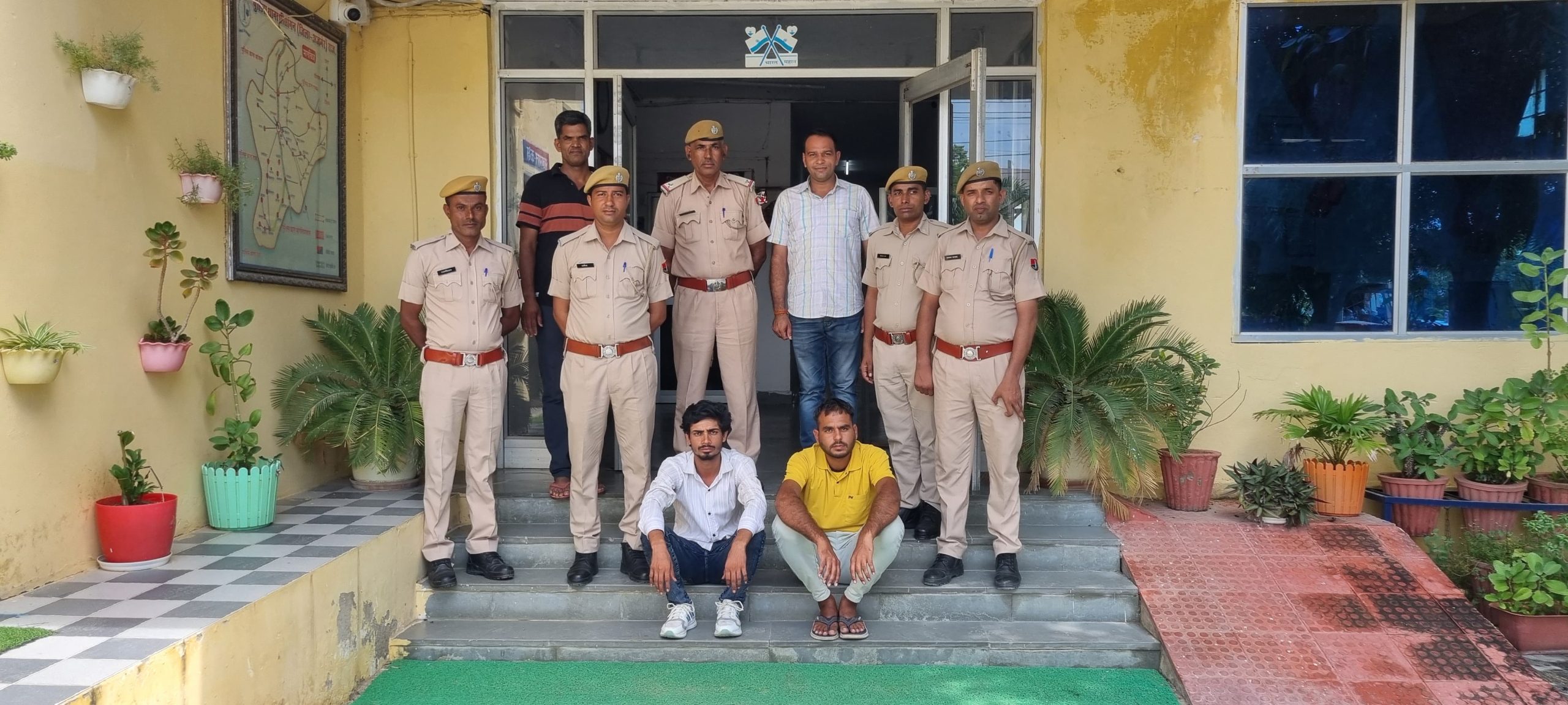 अजमेर..पुलिस गिफ्त में दोनों आरोपी व पिकअप